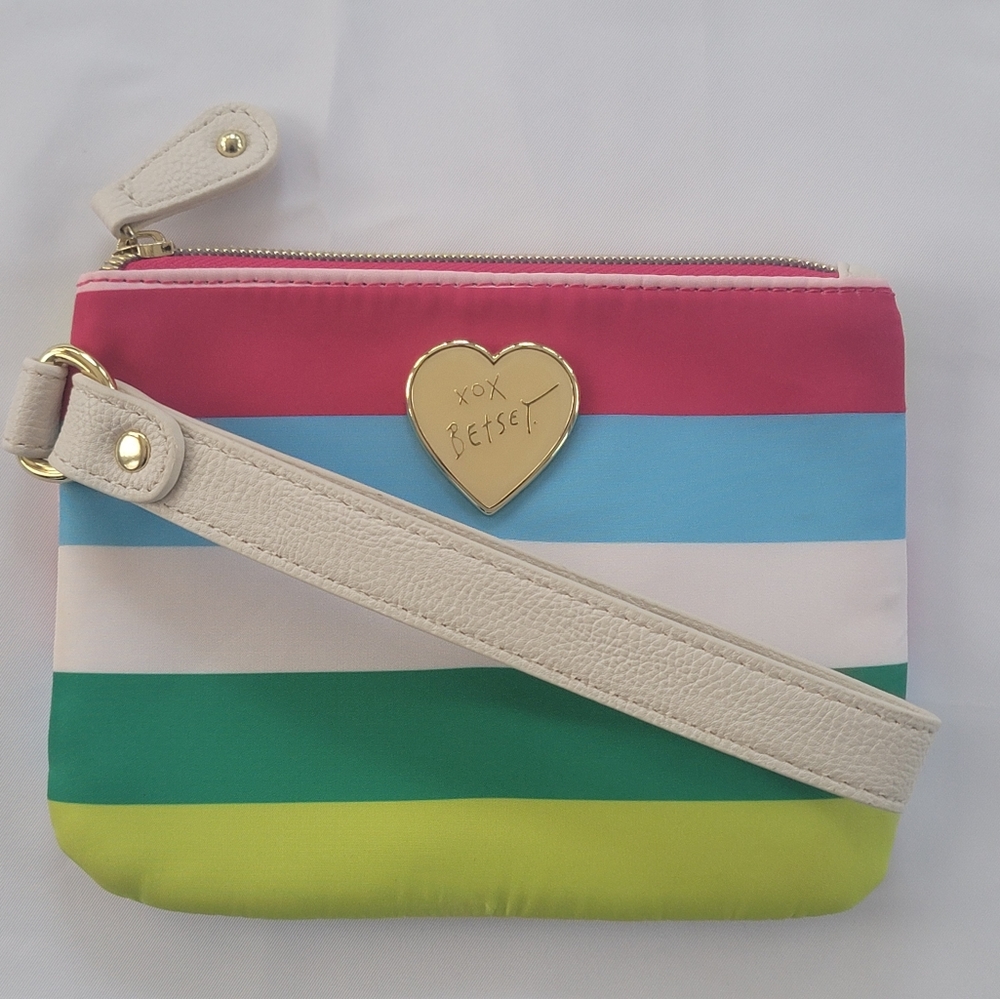 Betsey Johnson wristlet 5×7